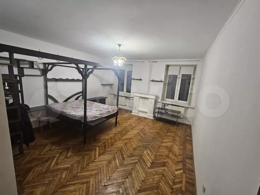 Комната 25 м в 3-к., 1/3 эт. - Фото 1