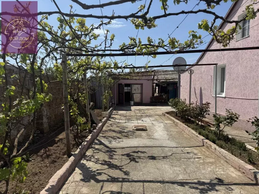 Дом в Крым, Сакский район, с. Ромашкино  (100 м) - Фото 1