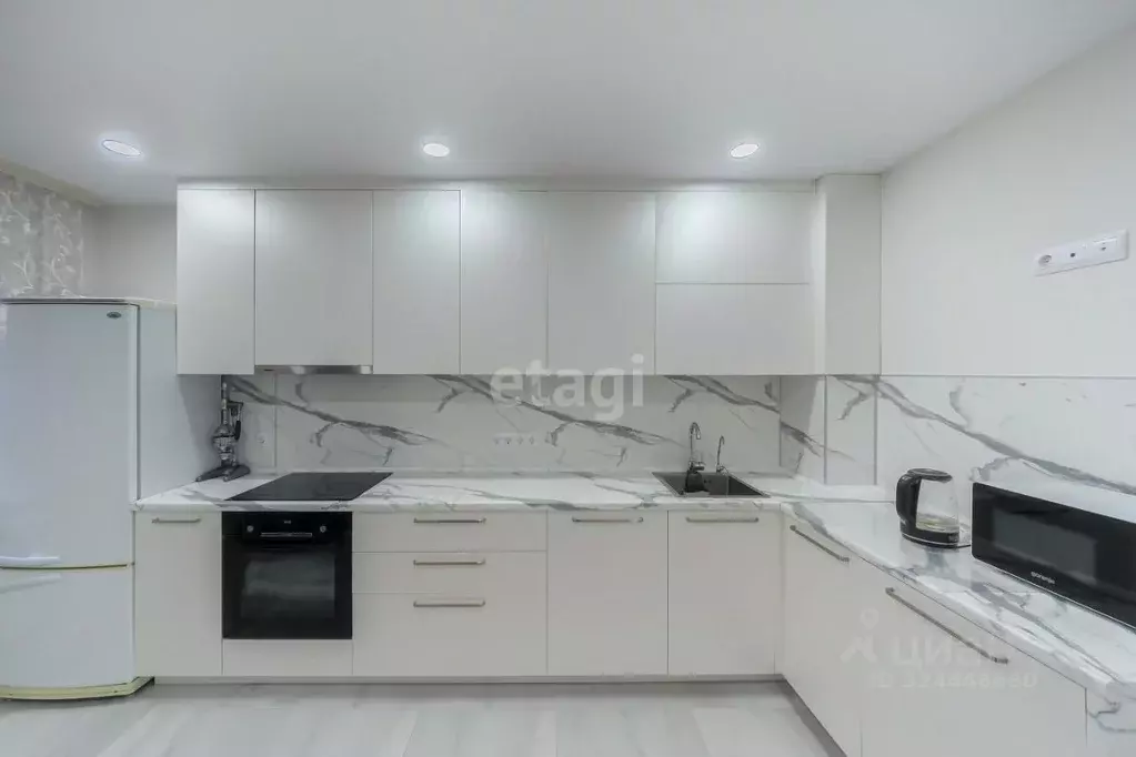 3-к кв. Тюменская область, Тюмень ул. Прокопия Артамонова, 9 (74.4 м) - Фото 1