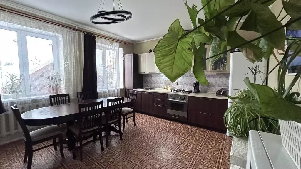 Дом в Саратовская область, Энгельс Низменная ул., 1 (216 м) - Фото 0