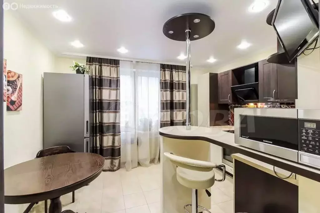 2-комнатная квартира: Тюмень, улица Газовиков, 67 (54 м) - Фото 0