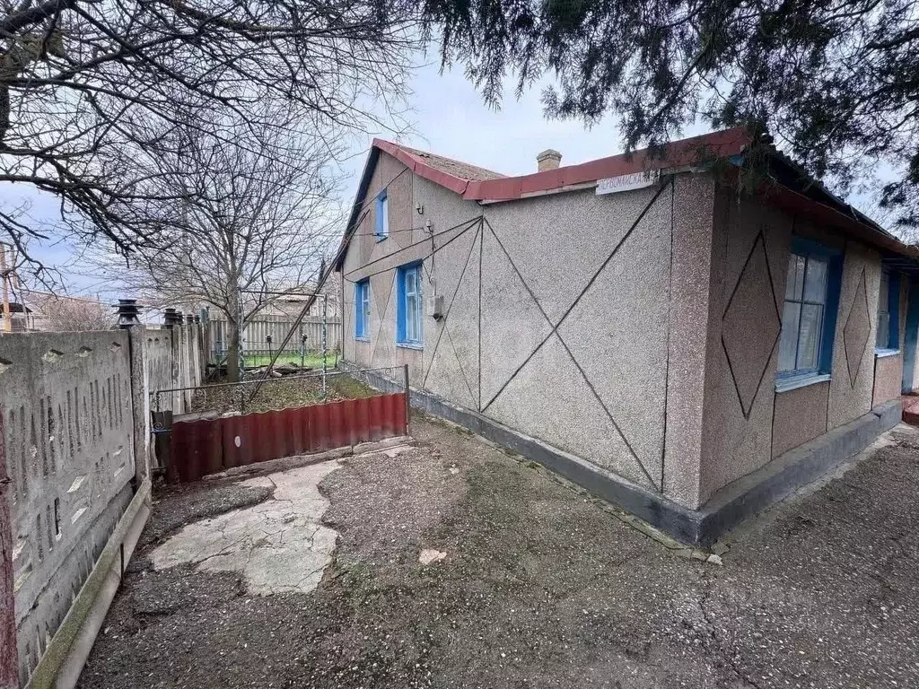 Дом в Крым, Сакский район, с. Молочное ул. Первомайская, 9 (100 м) - Фото 1