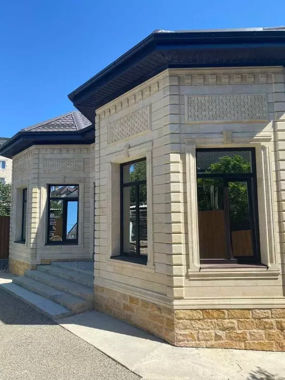 Дом в Ставропольский край, Ставрополь №26 мкр, ул. Глинки, 4 (250 м) - Фото 1