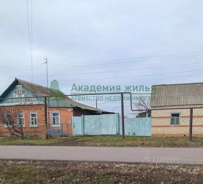 Дом в Саратовская область, Марксовский район, с. Подлесное ул. ... - Фото 1