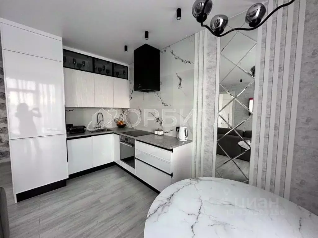 2-к кв. Тюменская область, Тюмень ул. Фармана Салманова, 22 (65.0 м) - Фото 1