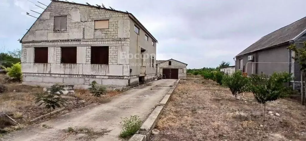 Дом в Крым, Кировский район, с. Партизаны ул. Мира (220 м) - Фото 1