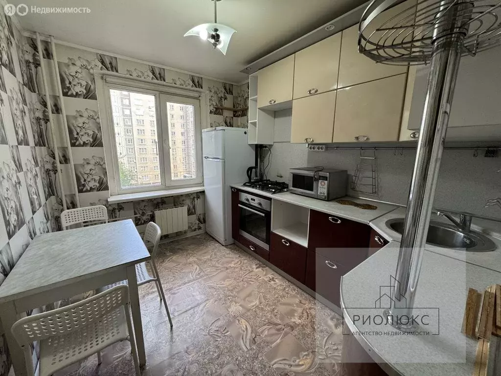 3-комнатная квартира: Челябинск, Часовая улица, 7 (68.2 м) - Фото 1