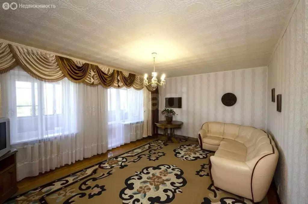 3-комнатная квартира: посёлок городского типа Новозавидовский, ... - Фото 0