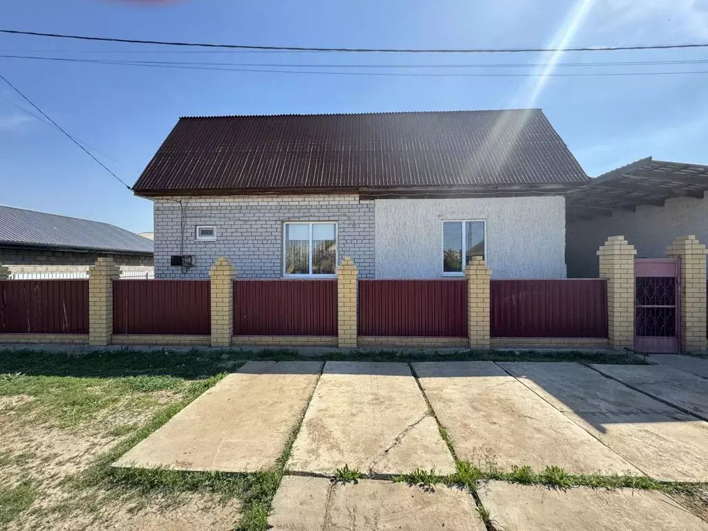 Дом в Астраханская область, пос. Володарский ул. Курмангазы, 8 (130 м) - Фото 1