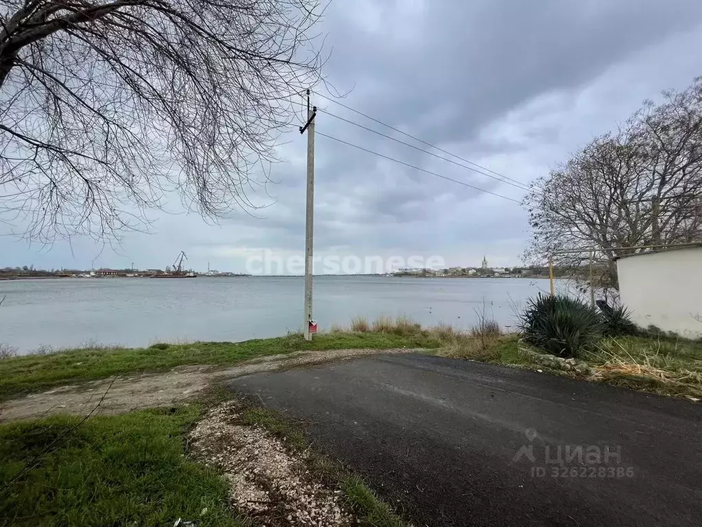 Участок в Крым, Черноморское пгт ул. Николая Кудри (14.1 сот.) - Фото 1