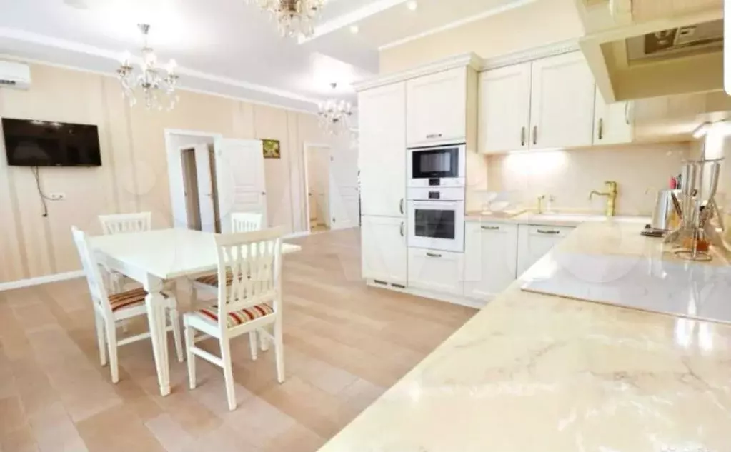 3-к. квартира, 131 м, 4/8 эт. - Фото 1