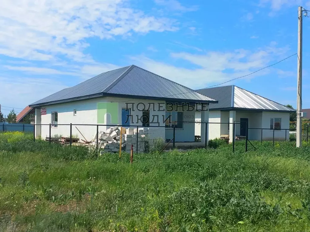 Дом в Самарская область, Кинельский район, Бобровка с/пос, с. Бобровка ... - Фото 0