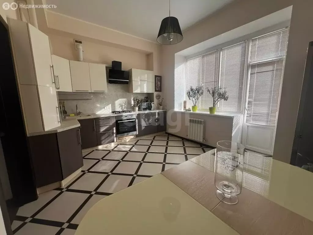 3-комнатная квартира: Астрахань, улица Латышева, 7В (98.4 м) - Фото 2