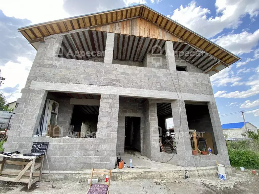 Дом в Волгоградская область, Волгоград ул. Джамбула Джабаева (240 м) - Фото 1