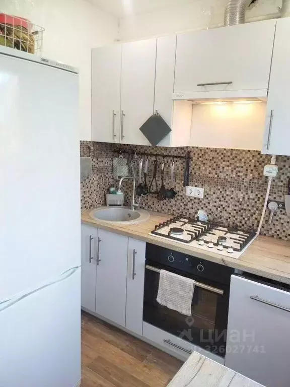 2-к кв. Омская область, Омск Сибирский просп., 8 (43.7 м) - Фото 1