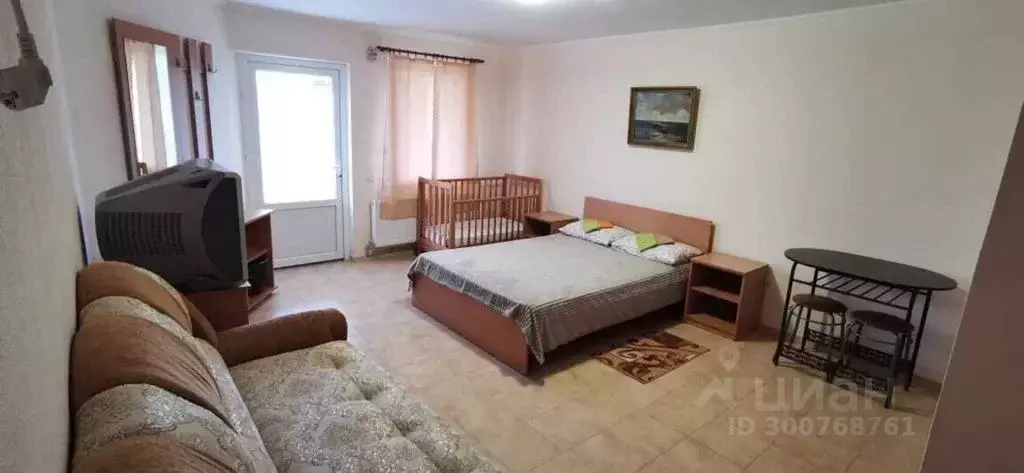 Комната Крым, Черноморское пгт ул. Роз, 88 - Фото 1