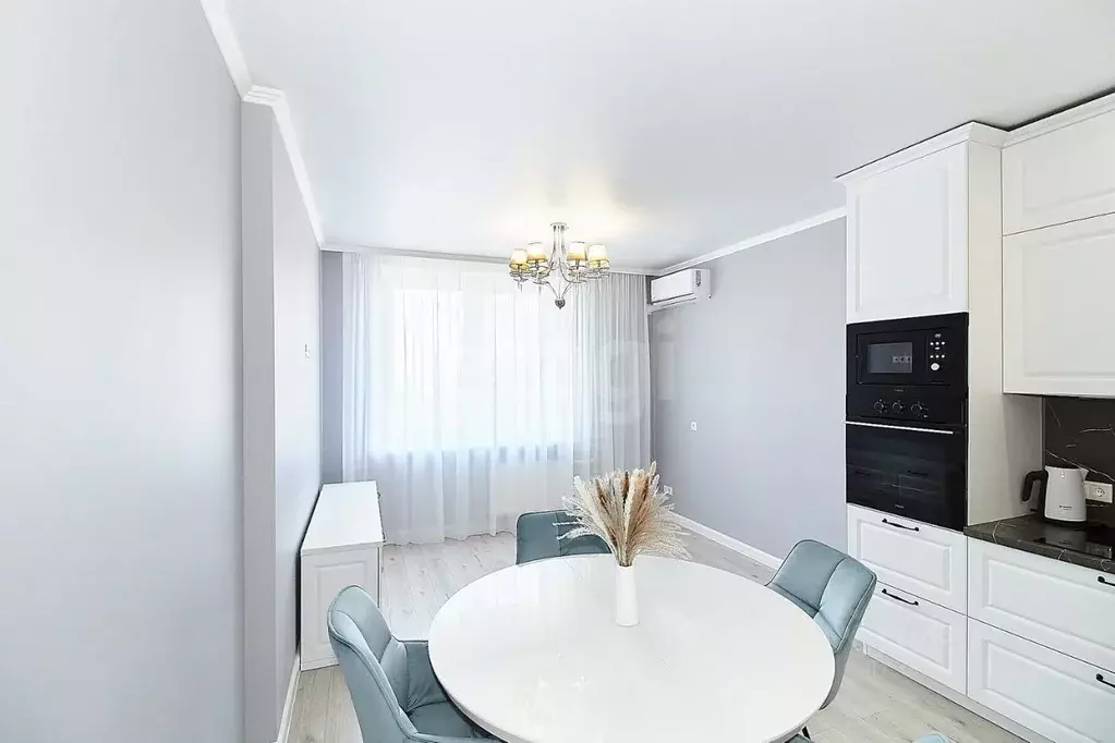 2-к кв. Тюменская область, Тюмень ул. Тимофея Чаркова, 81к1 (55.8 м) - Фото 1