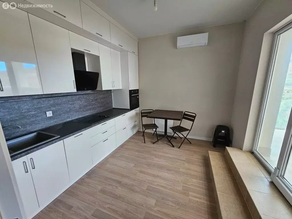 3-комнатная квартира: село Варваровка, улица Калинина, 150к2 (84 м) - Фото 0
