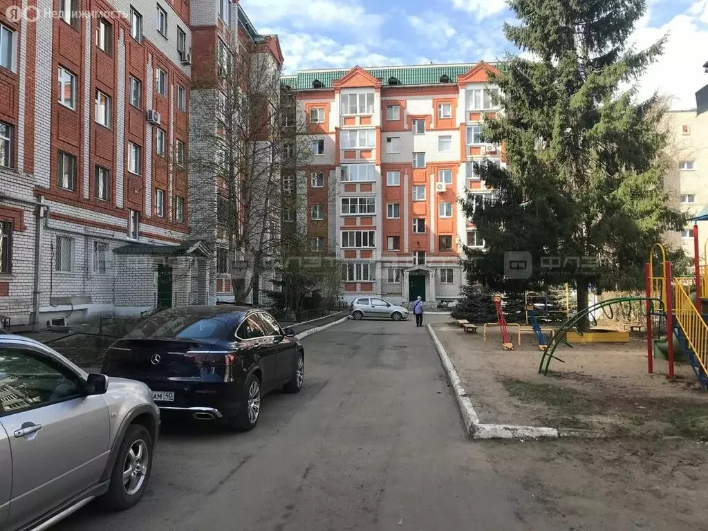 3-комнатная квартира: Казань, улица Масгута Латыпова, 34 (100 м) - Фото 1
