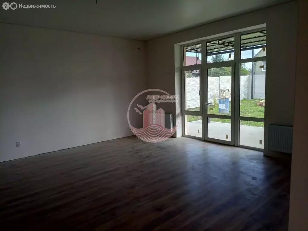 Дом в село Денисовка, Салгирная улица, 7 (100 м) - Фото 1