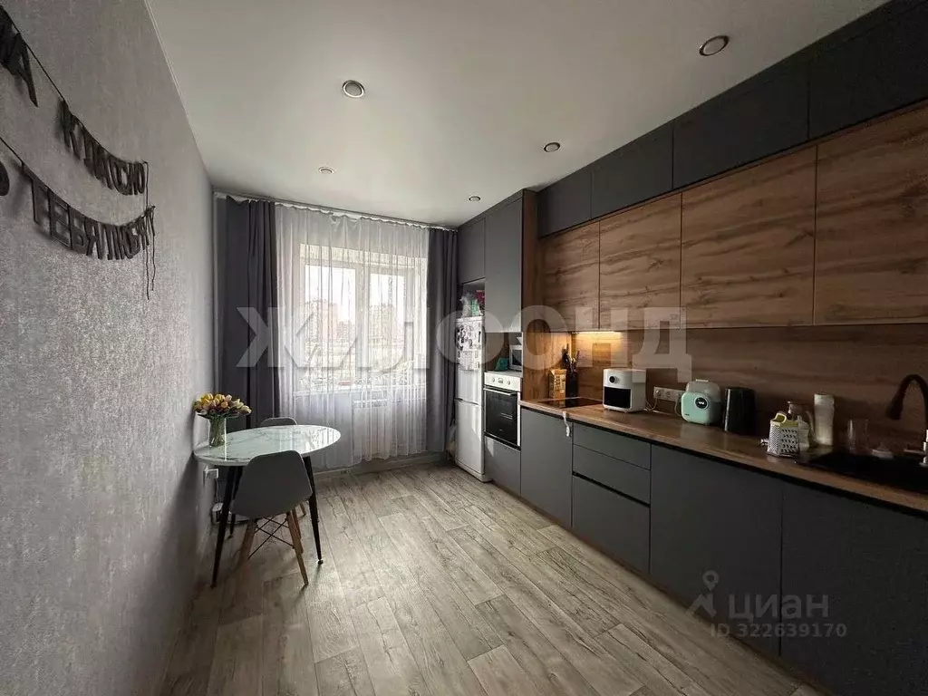 2-к кв. Хакасия, Абакан ул. Арбан, 10 (64.7 м) - Фото 1