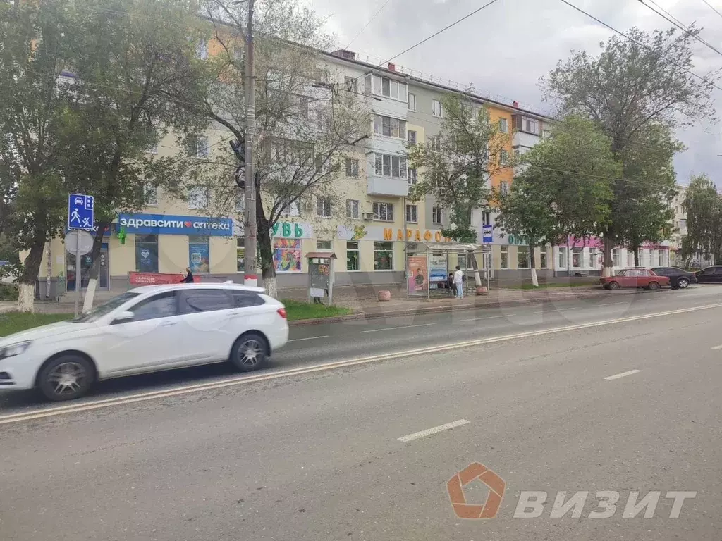 Помещение на трафике возле остановки - Фото 1