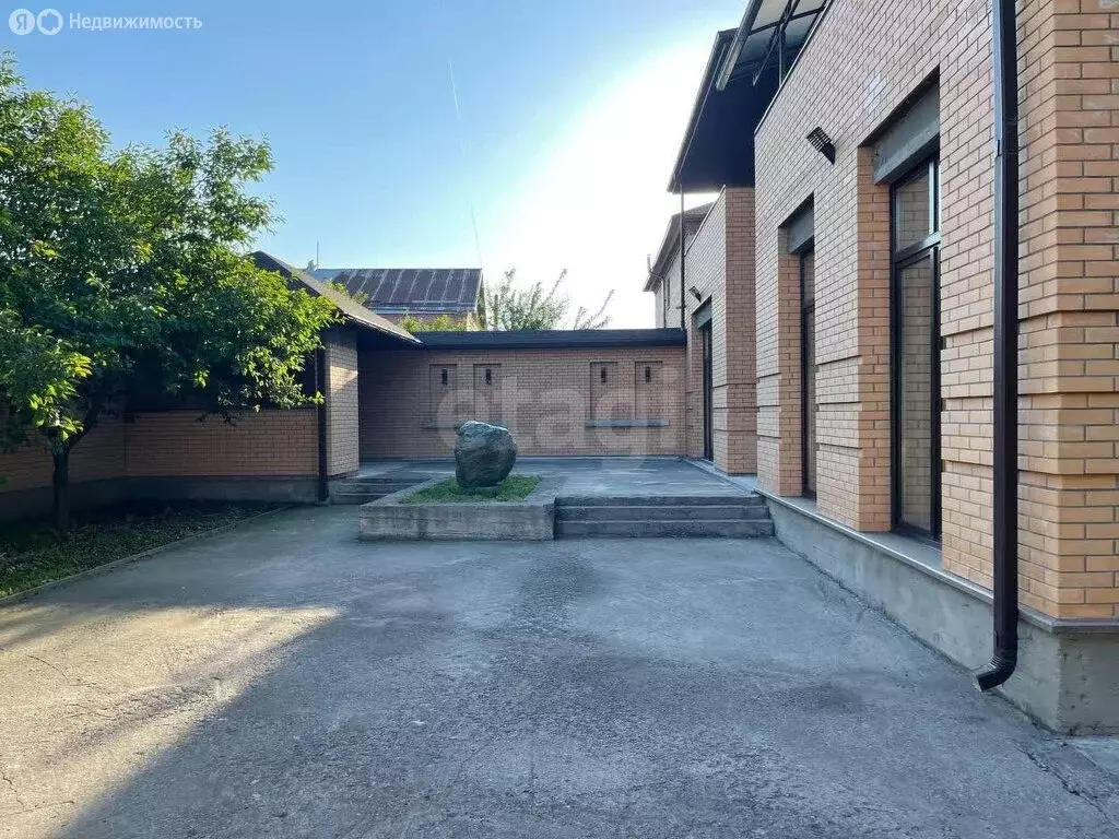 Дом в Владикавказ, улица Васо Абаева (300 м) - Фото 1