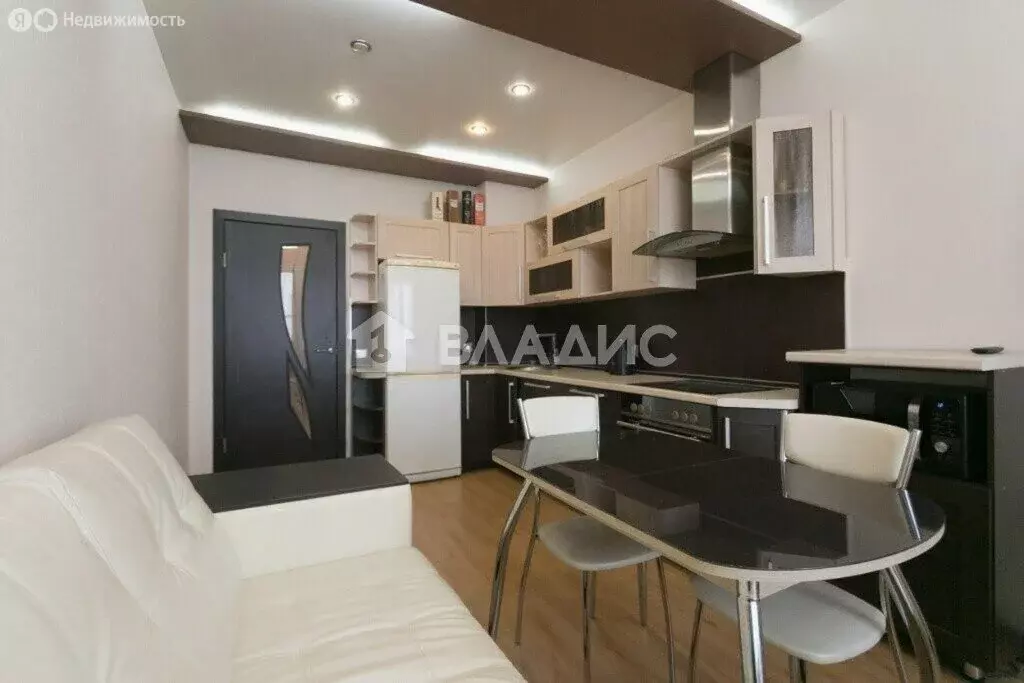 2-комнатная квартира: Благовещенск, улица Калинина, 4 (72.4 м) - Фото 0