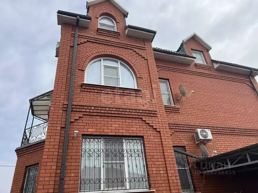 Дом в Астраханская область, Астрахань ул. 4-я Тихвинская, 1 (400 м) - Фото 1