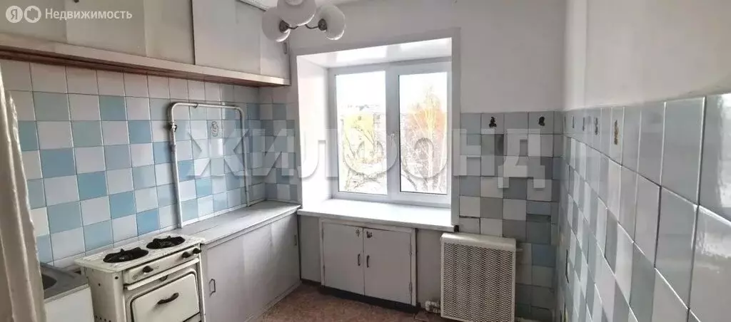 3-комнатная квартира: Барнаул, улица Эмилии Алексеевой, 52 (57.8 м) - Фото 1