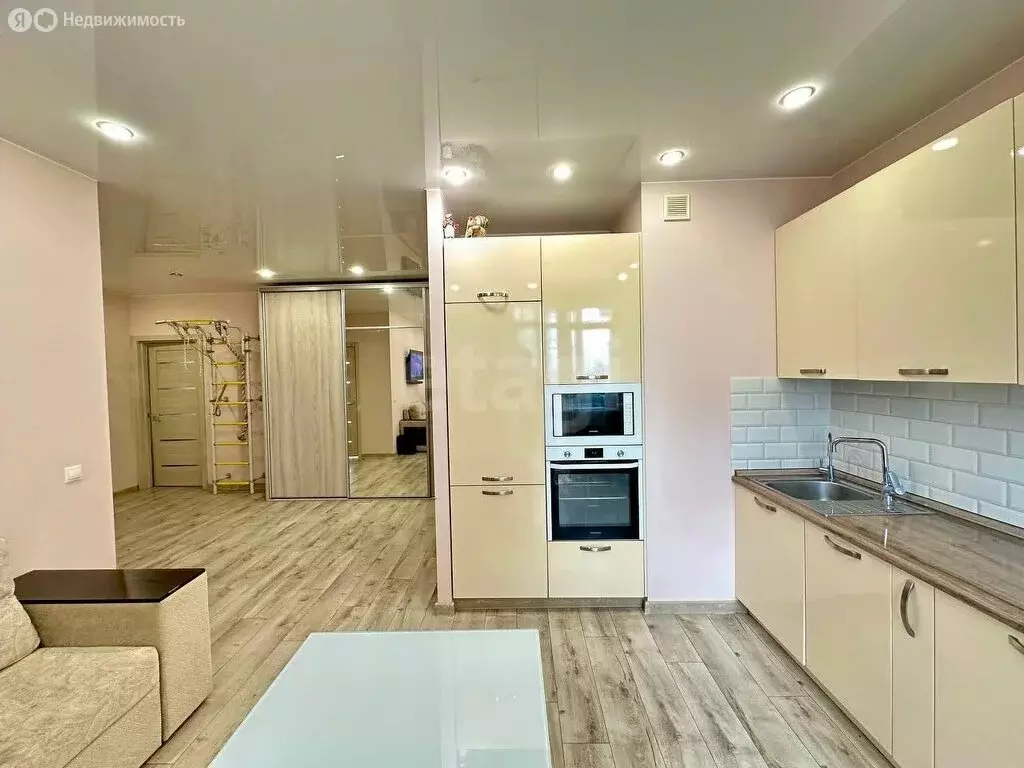 2-комнатная квартира: Тюмень, улица Тимофея Чаркова, 81 (59.4 м) - Фото 1