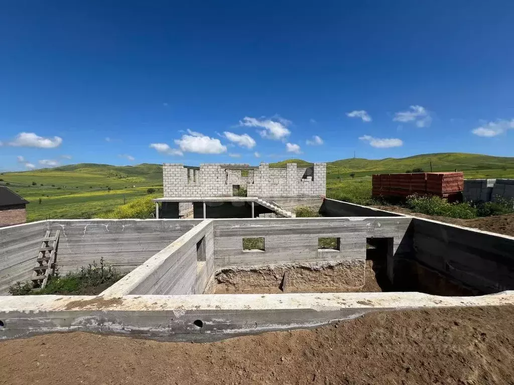 Дом в Ингушетия, Карабулак ул. Назрановская (250 м) - Фото 1