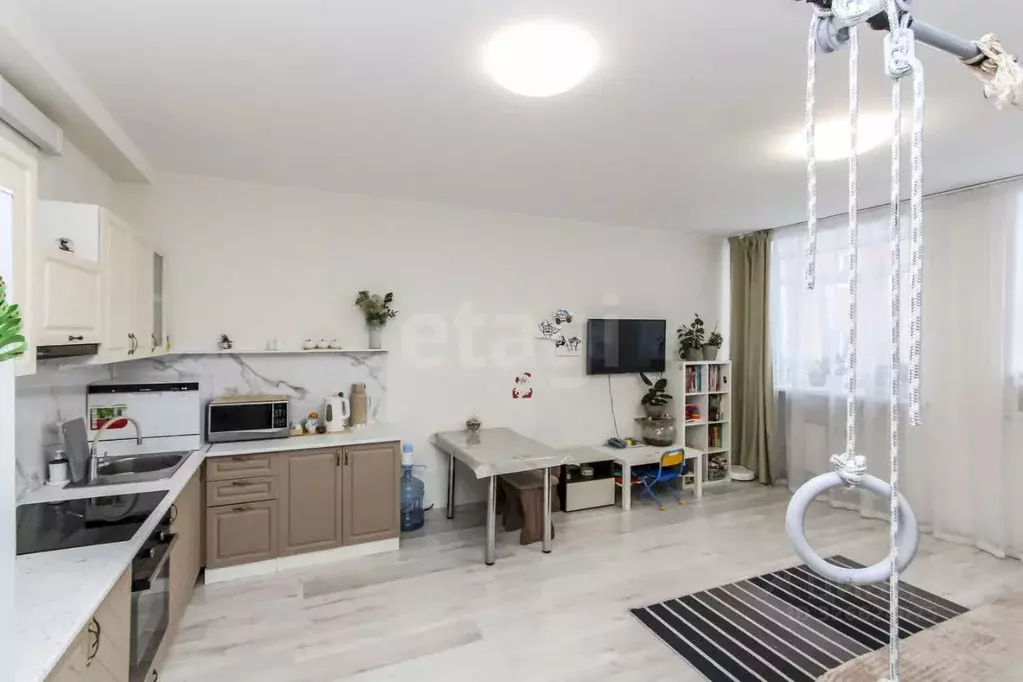 2-к кв. Тюменская область, Тюмень ул. Газовиков, 33 (73.2 м) - Фото 1