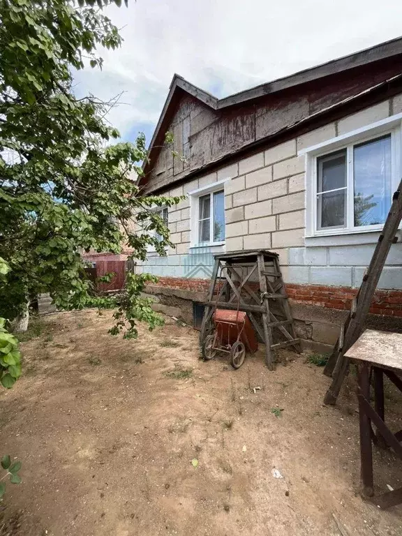 Дом в Астраханская область, Наримановский район, с. Старокучергановка ... - Фото 1