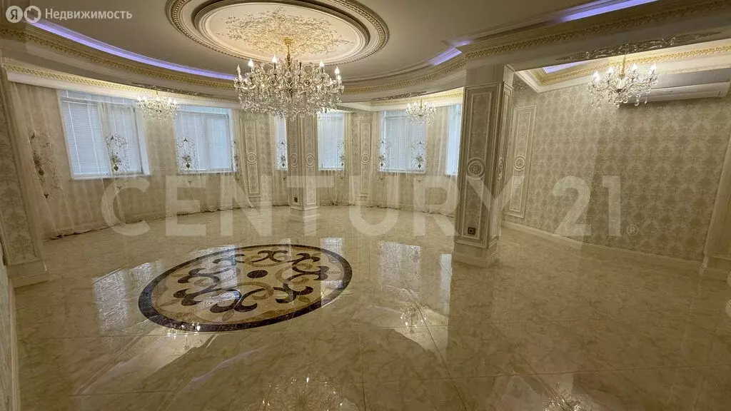 3-комнатная квартира: Махачкала, улица Ирчи Казака, 46 (130 м) - Фото 1