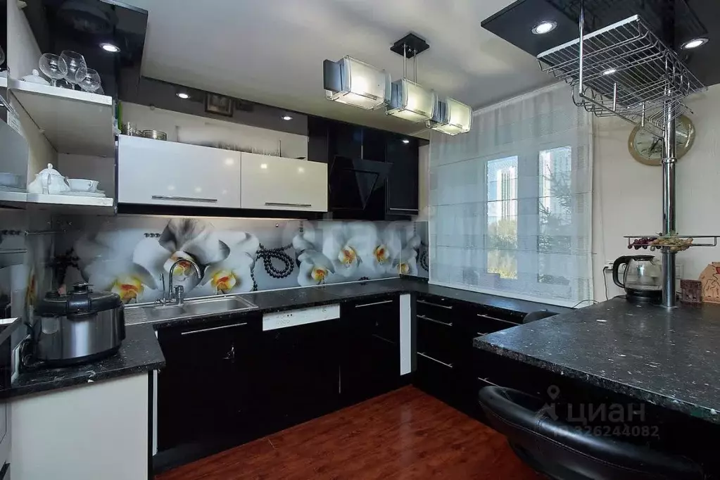 3-к кв. Тюменская область, Тюмень ул. Максима Горького, 10к1 (91.8 м) - Фото 1