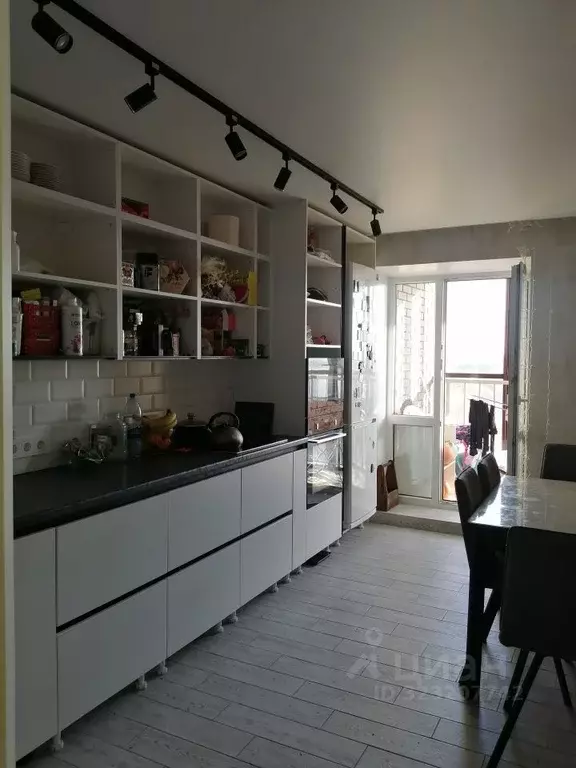 3-к кв. Омская область, Омск ул. Успенского, 31Б (82.0 м) - Фото 2