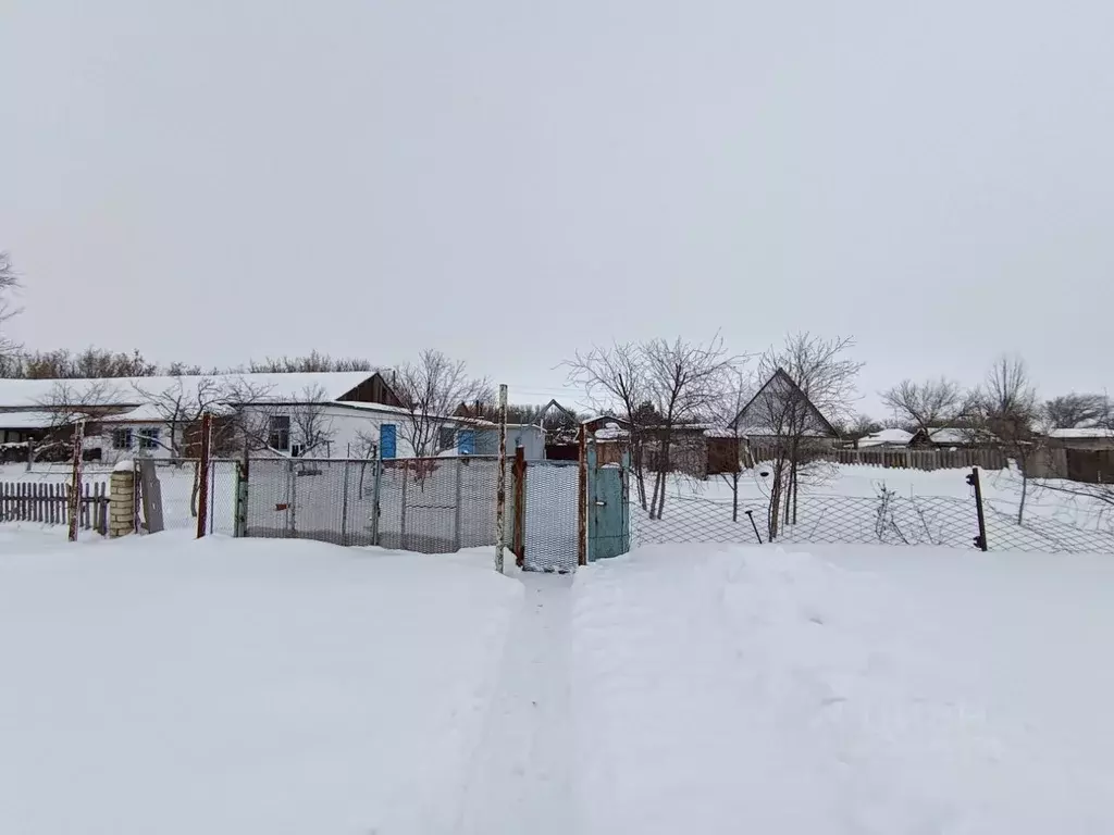 Дом в Саратовская область, Красноармейский район, Луганское ... - Фото 1