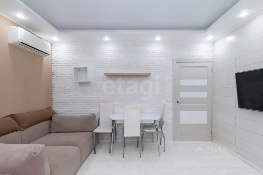 2-к кв. Тюменская область, Тюмень ул. Тимофея Чаркова, 81 (62.0 м) - Фото 1