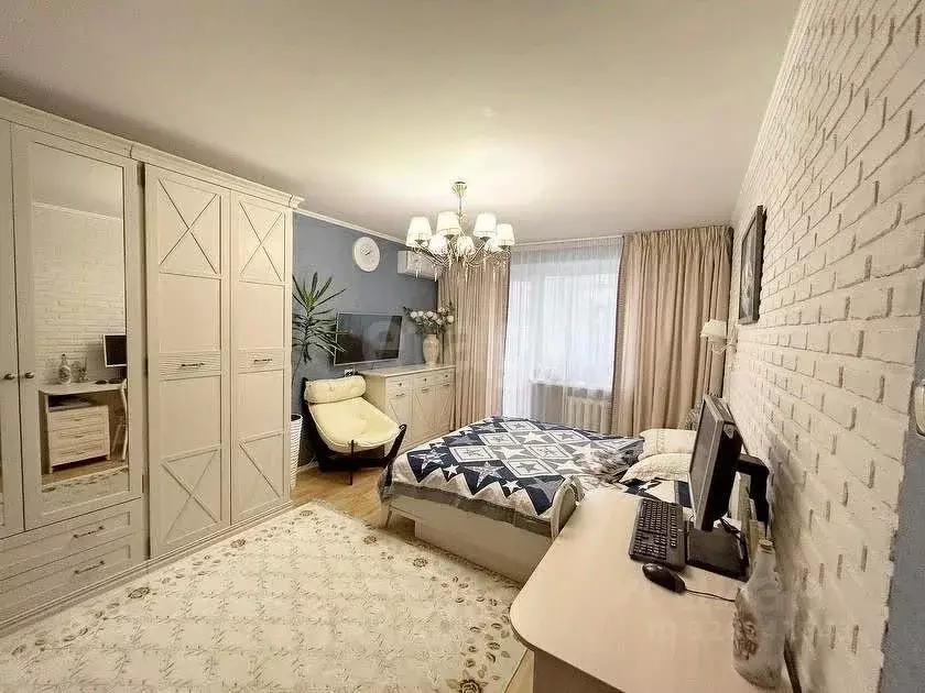 2-к кв. Тюменская область, Тюмень ул. 50 лет Октября, 74 (65.6 м) - Фото 1