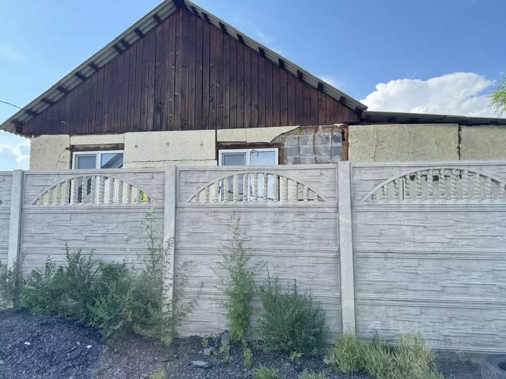 дом в хакасия, черногорск ул. янкова, 31 (100 м) - Фото 0