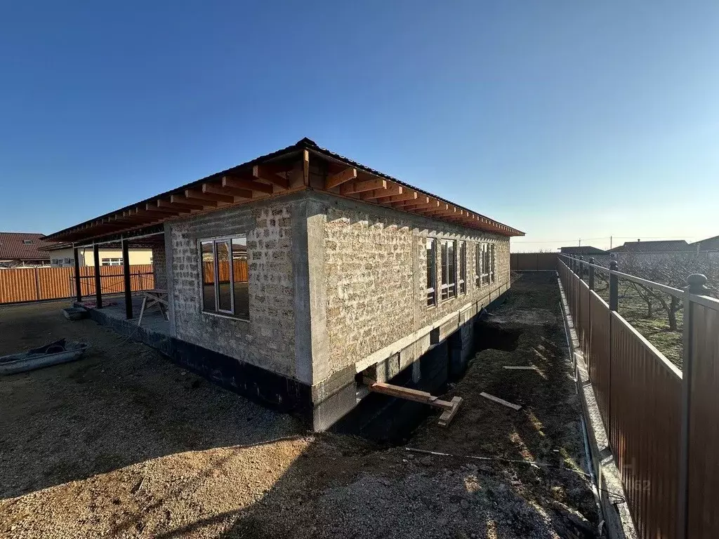 Дом в Крым, Сакский район, с. Ромашкино ул. Мира, 7 (298 м) - Фото 1