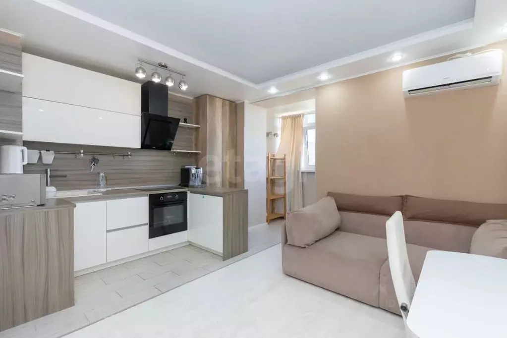 2-к кв. Тюменская область, Тюмень ул. Тимофея Чаркова, 81 (62.0 м) - Фото 1