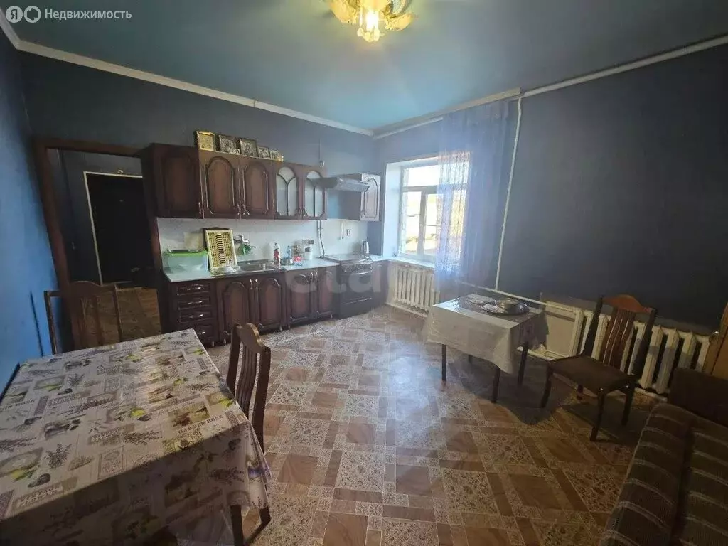 Дом в село Большой Хомутец, Центральная улица (100 м) - Фото 1