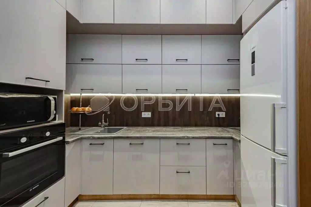 3-к кв. Тюменская область, Тюмень ул. Александра Митинского, 7к1 (84.6 ... - Фото 1