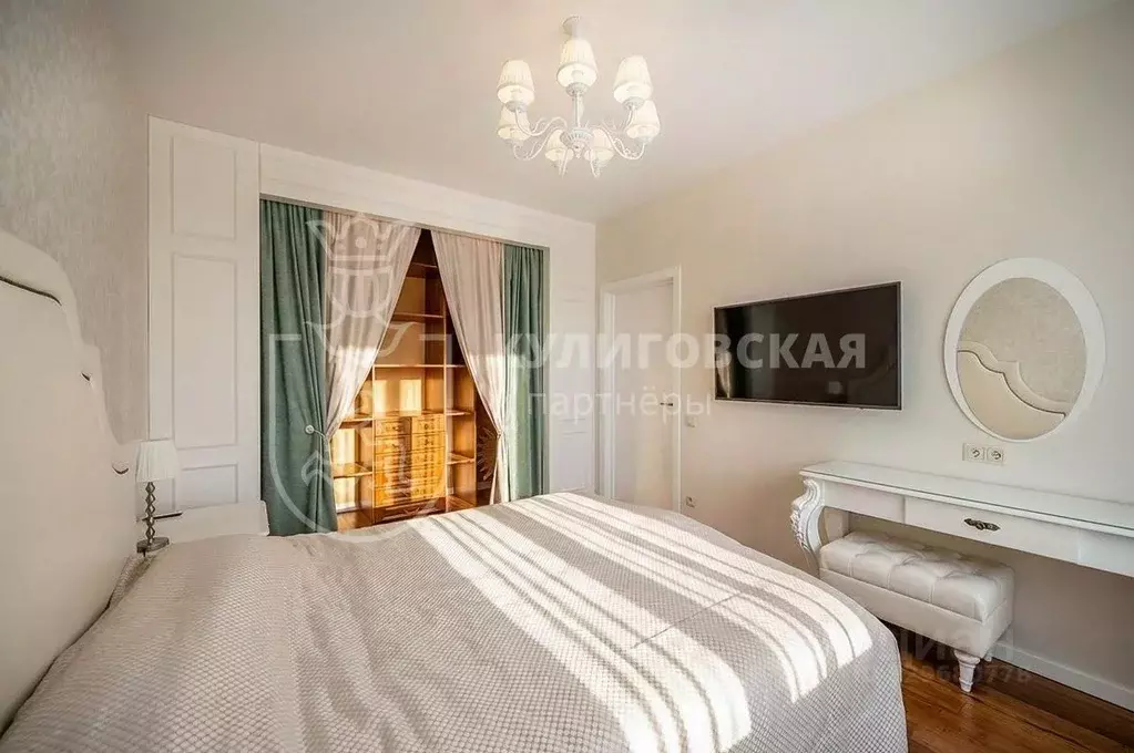 2-к кв. Свердловская область, Екатеринбург ул. Мельникова, 27 (69.9 м) - Фото 2