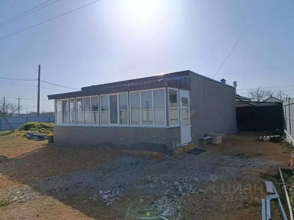 Дом в Крым, Сакский район, Ореховское с/пос, с. Михайловка ул. ... - Фото 1