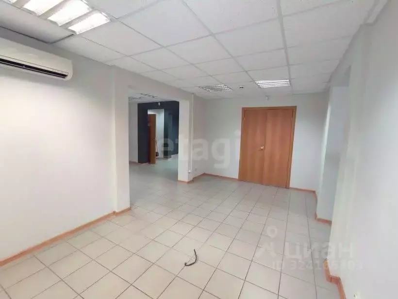 Торговая площадь в Тюменская область, Тюмень ул. Мельникайте, 135 (84 ... - Фото 1