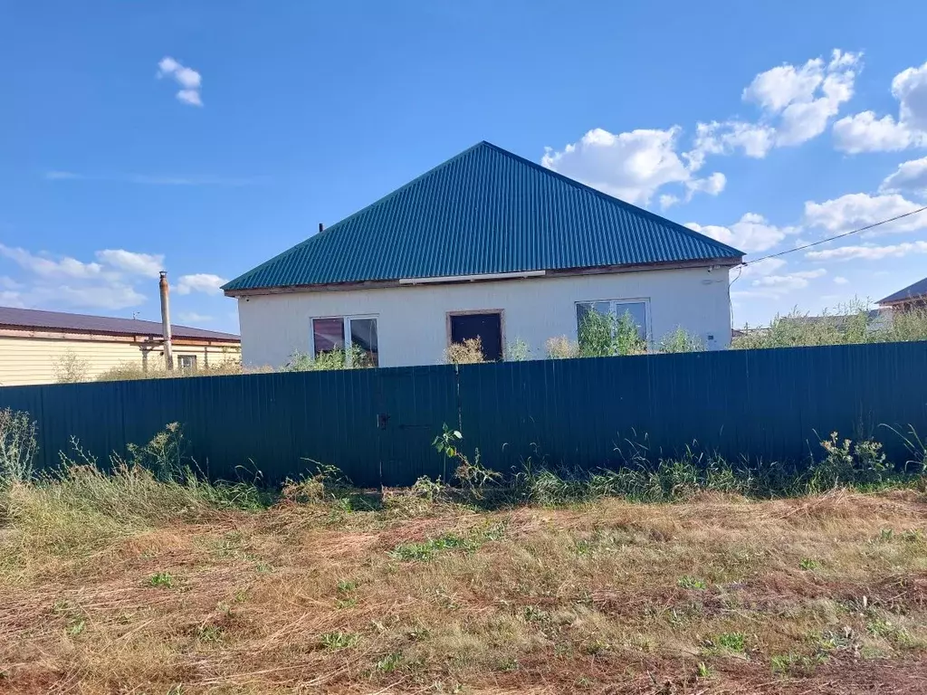Дом в Оренбургская область, с. Беляевка ул. Новая, 17 (100 м) - Фото 1