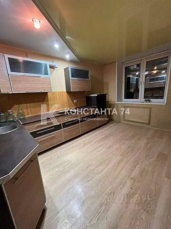 3-к кв. Челябинская область, Челябинск Салютная ул., 10 (96.0 м) - Фото 0